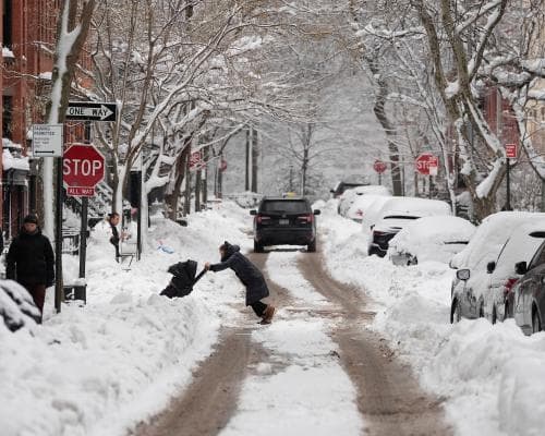 Heavy Snowstorm Forces School Closures and Flight Cancellations in U.S.