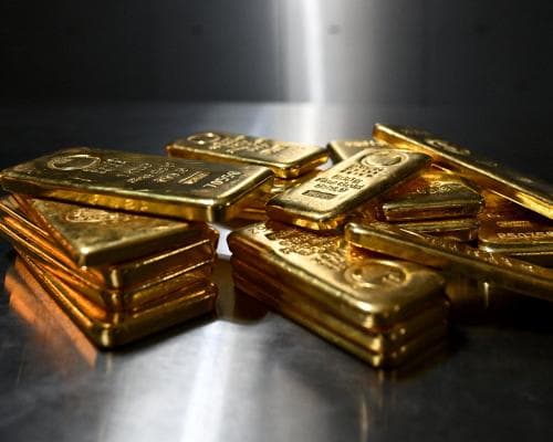Gold Surpasses $5,500 an Ounce as the Dollar Weakens