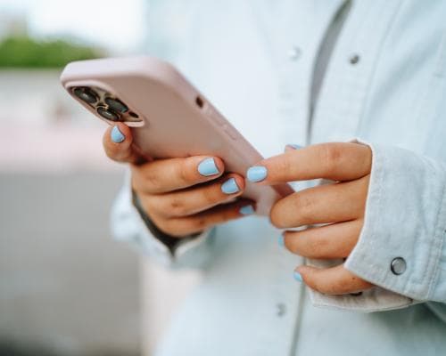 Actor Hugh Grant Urges UK to Ban Social Media for Kids Under 16