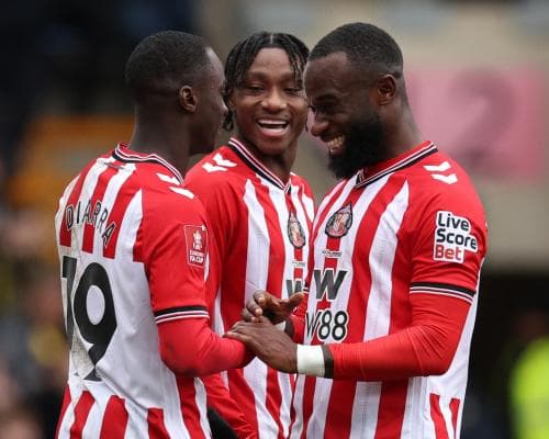 Sunderland Beat Oxford 2‑0 in a Rain‑Soaked FA Cup Match