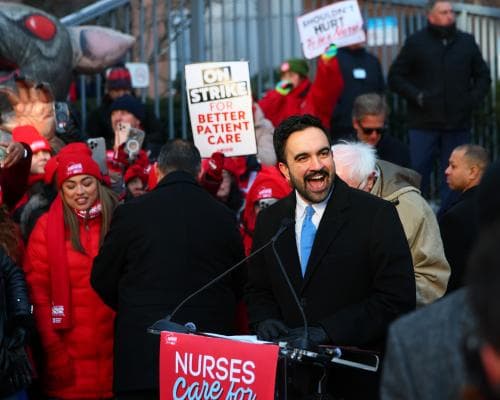 Nurses in New York Keep Striking in Freezing Weather; Mayor Supports Them