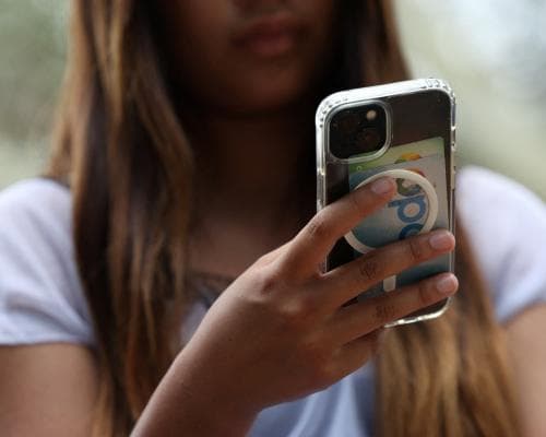 Labour MPs push for a ban on social media for kids under 16