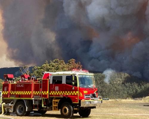 Victorians told to leave Otways as huge fire threatens 1,000 homes