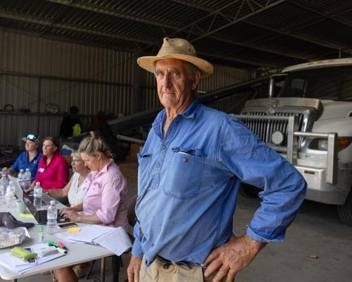 Victorian farmers rally to help livestock after bushfires